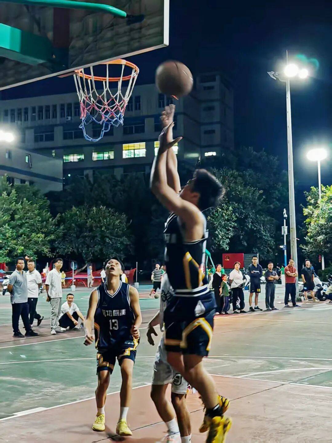 精彩不断,篮球场上充满悬念 精彩不断,篮球场上充满悬念