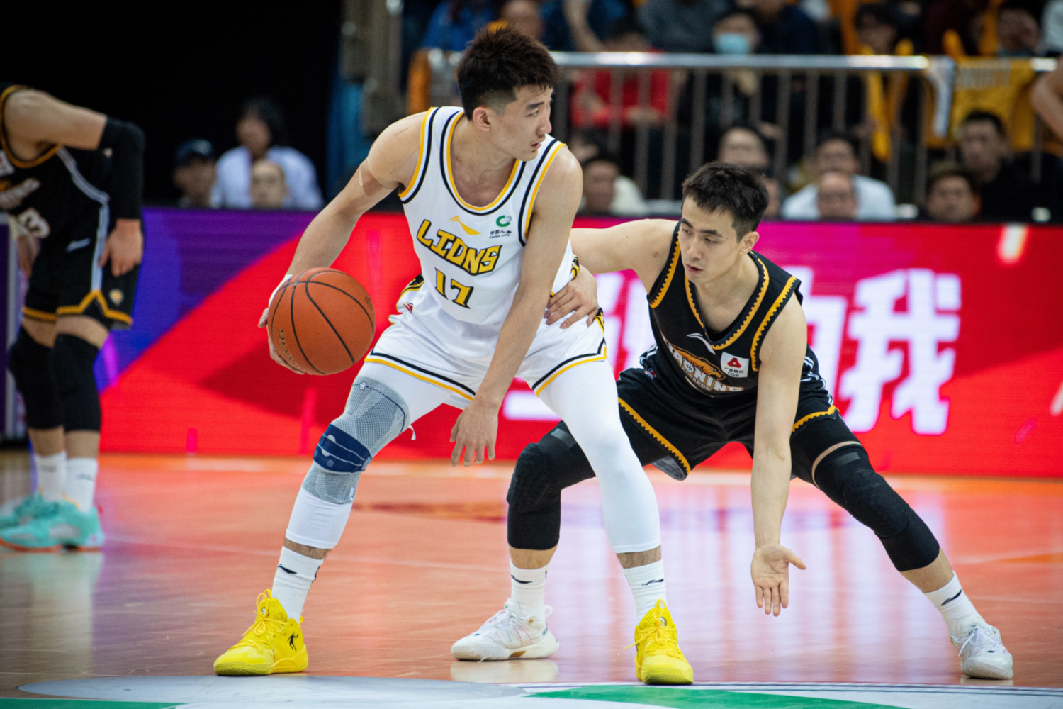 广州队鏖战湖人,赵继伟点燃赛场 广州队鏖战湖人,赵继伟点燃赛场