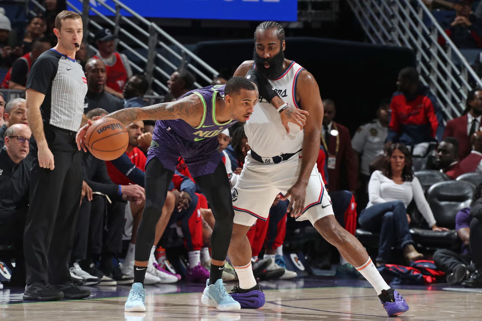 湖人鏖战江苏队,麦科勒姆点燃赛场 湖人鏖战江苏队,麦科勒姆点燃赛场