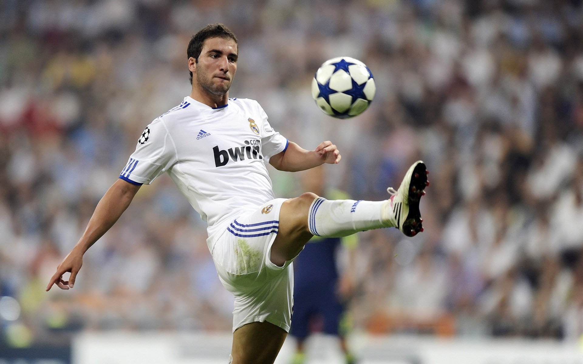 姆巴佩闪耀全场，洪都拉斯血拼马里，绿茵场上的两种英雄主义