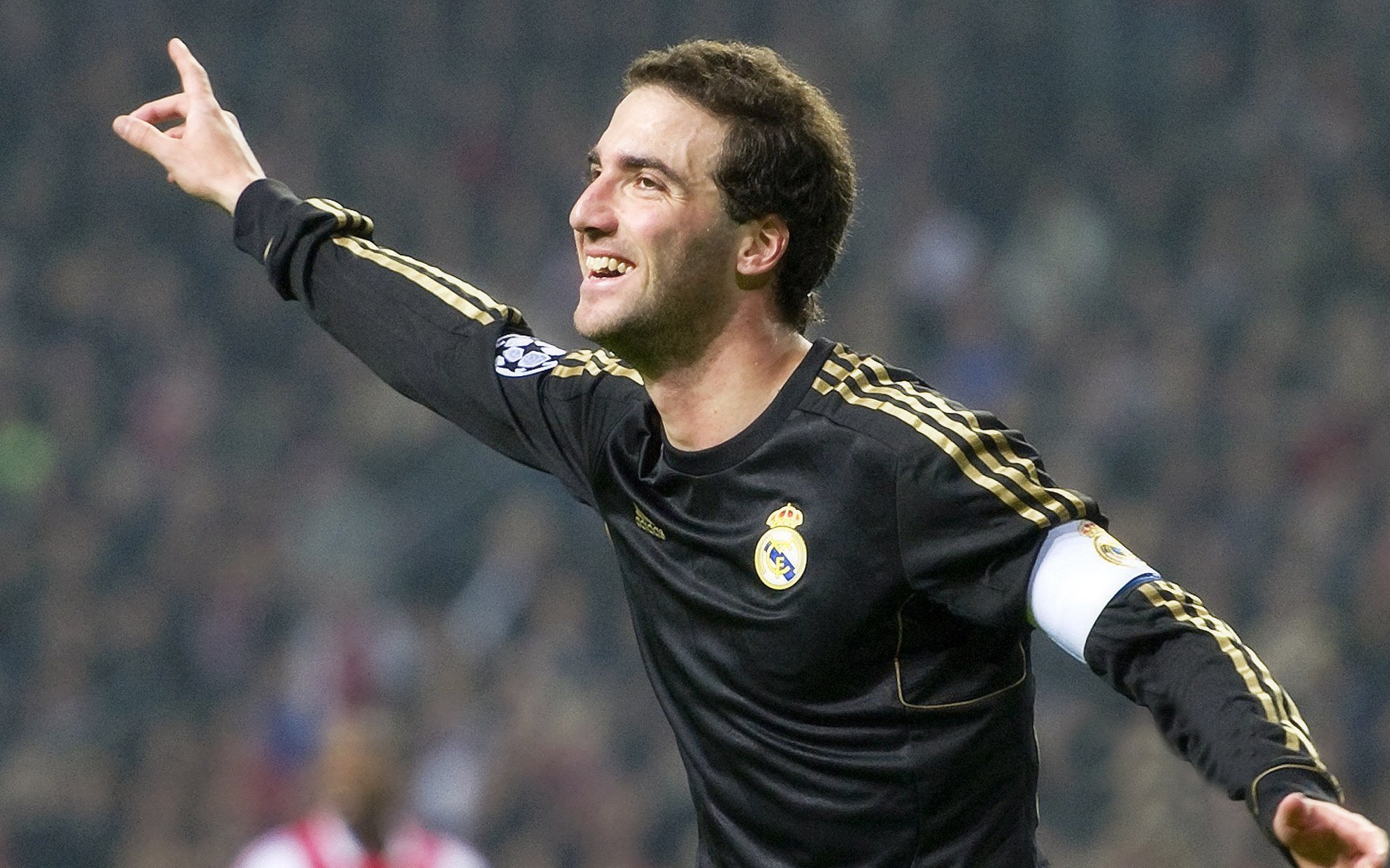 雷速足球直播-山东队轻取上海队，福克斯高光表现引爆全场